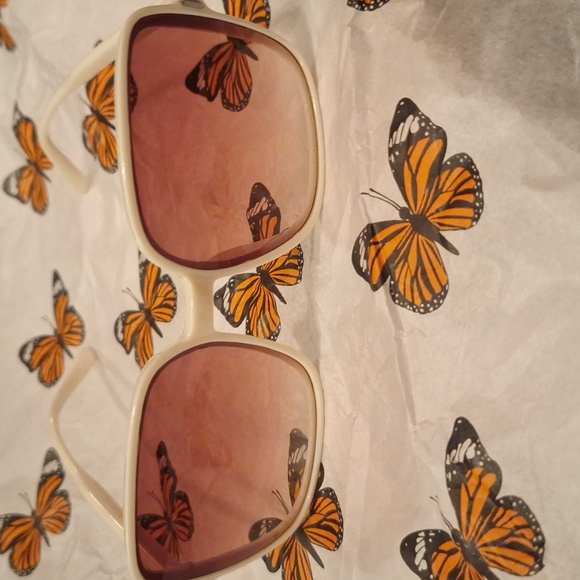 Rennes Accessories - Elegant Cream Sunglasses with Rose Lenses